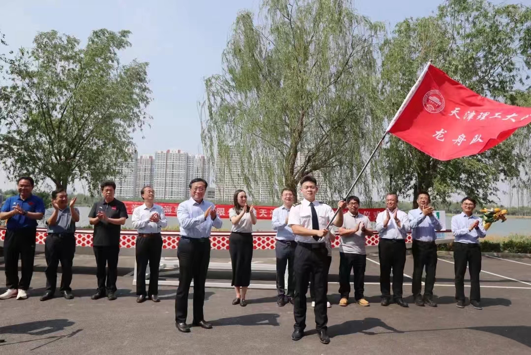 上海森海海事服务有限公司向必赢官网捐赠龙舟